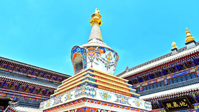 山西五台山广胜寺藏式佛塔与寺庙建筑图片