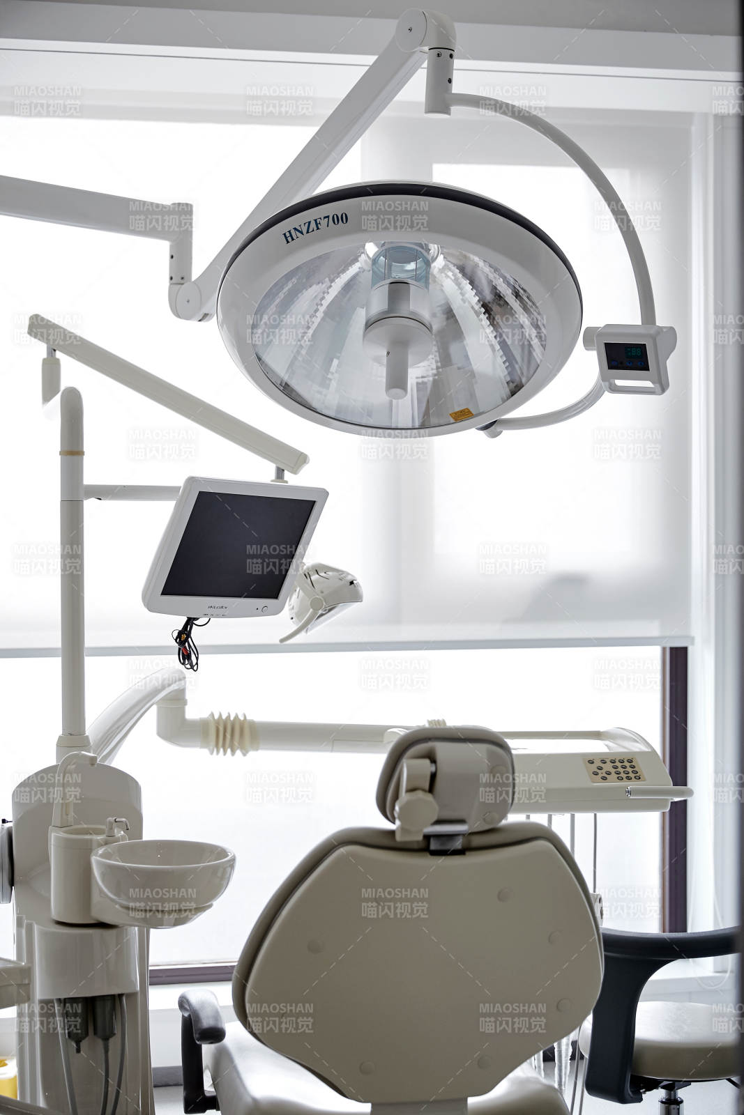 现代牙科诊所设备展示图片