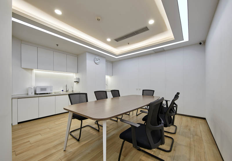 现代简约会议室布置图片