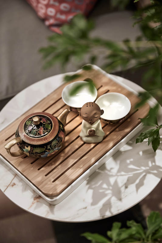 茶具静谧 绿意相伴图片