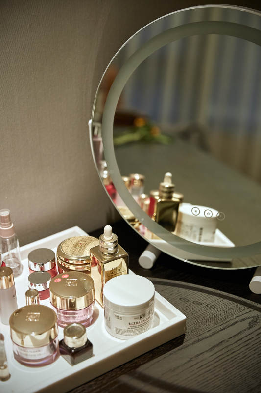 化妆台上的护肤品与镜子图片