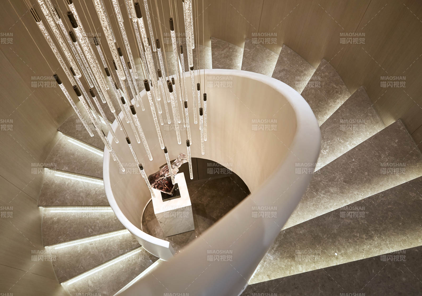 现代螺旋楼梯与水晶吊灯图片