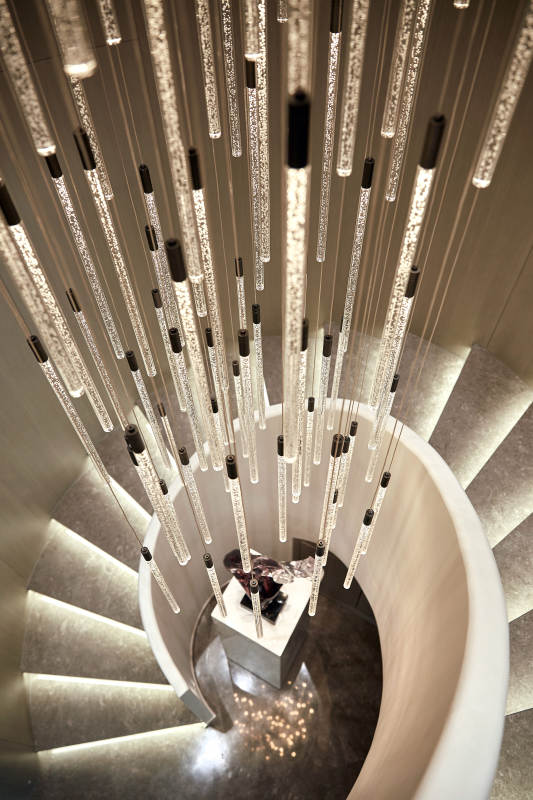 现代楼梯与水晶吊灯设计图片