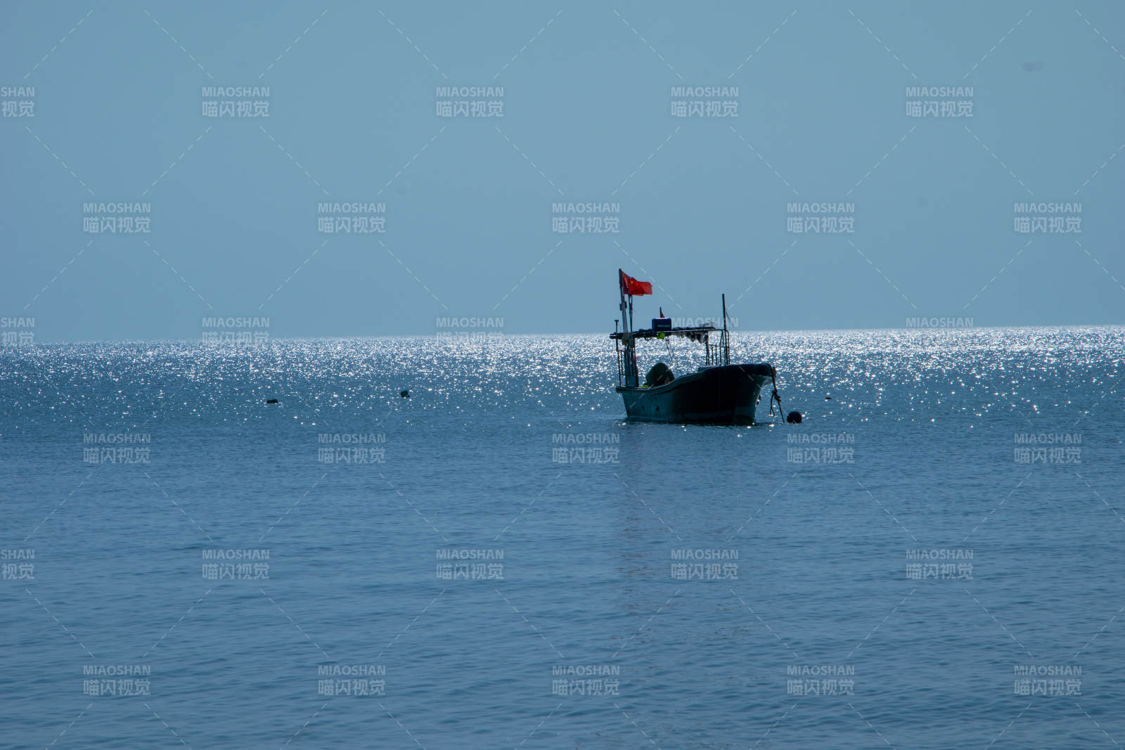 孤舟静泊海天间图片