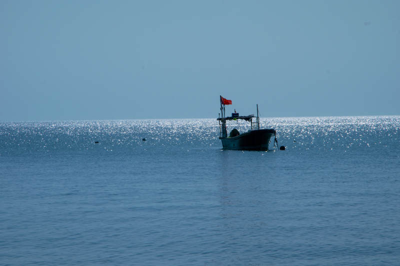 孤舟静泊海天间图片