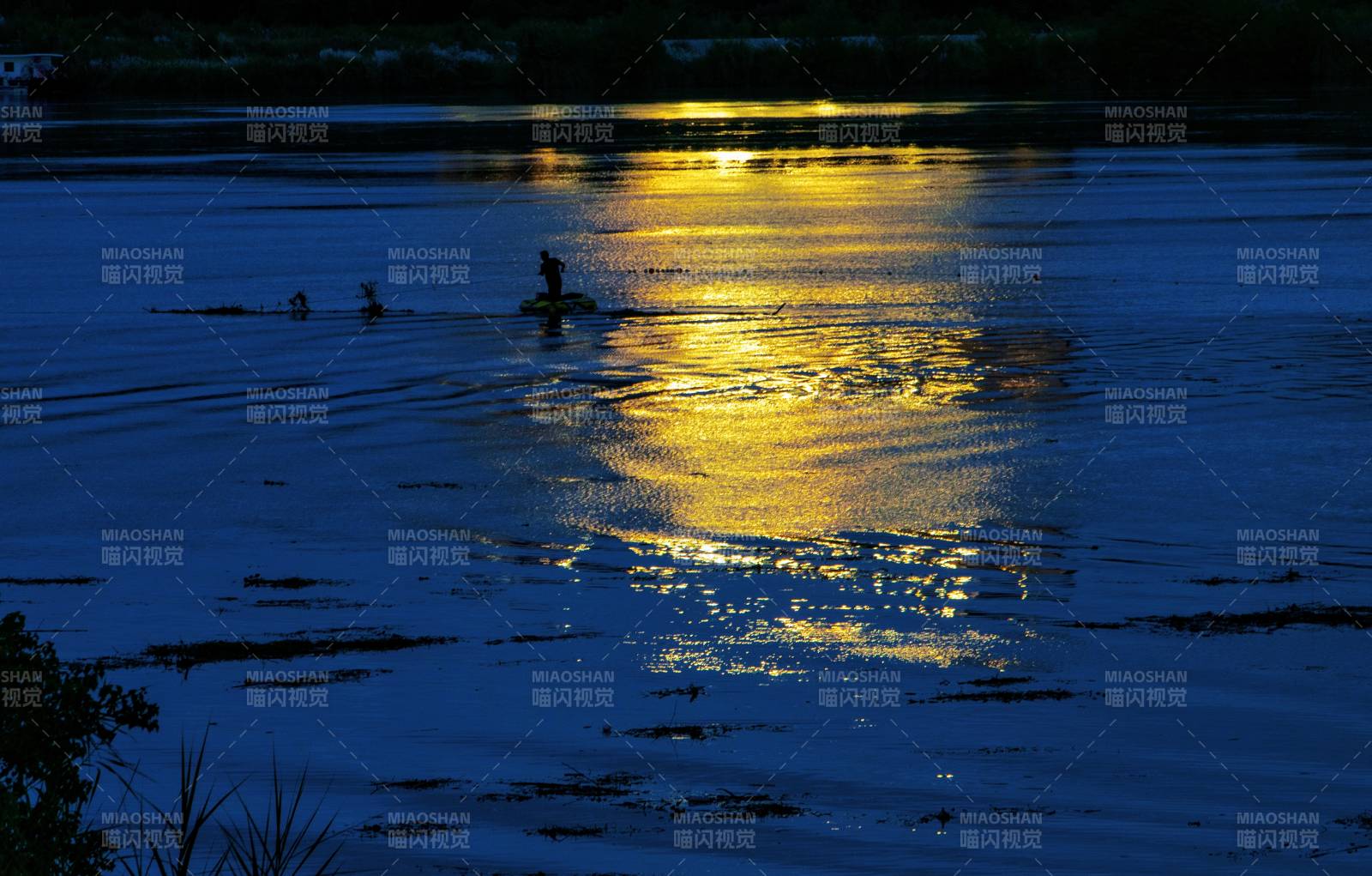 月光下的湖面倒影图片