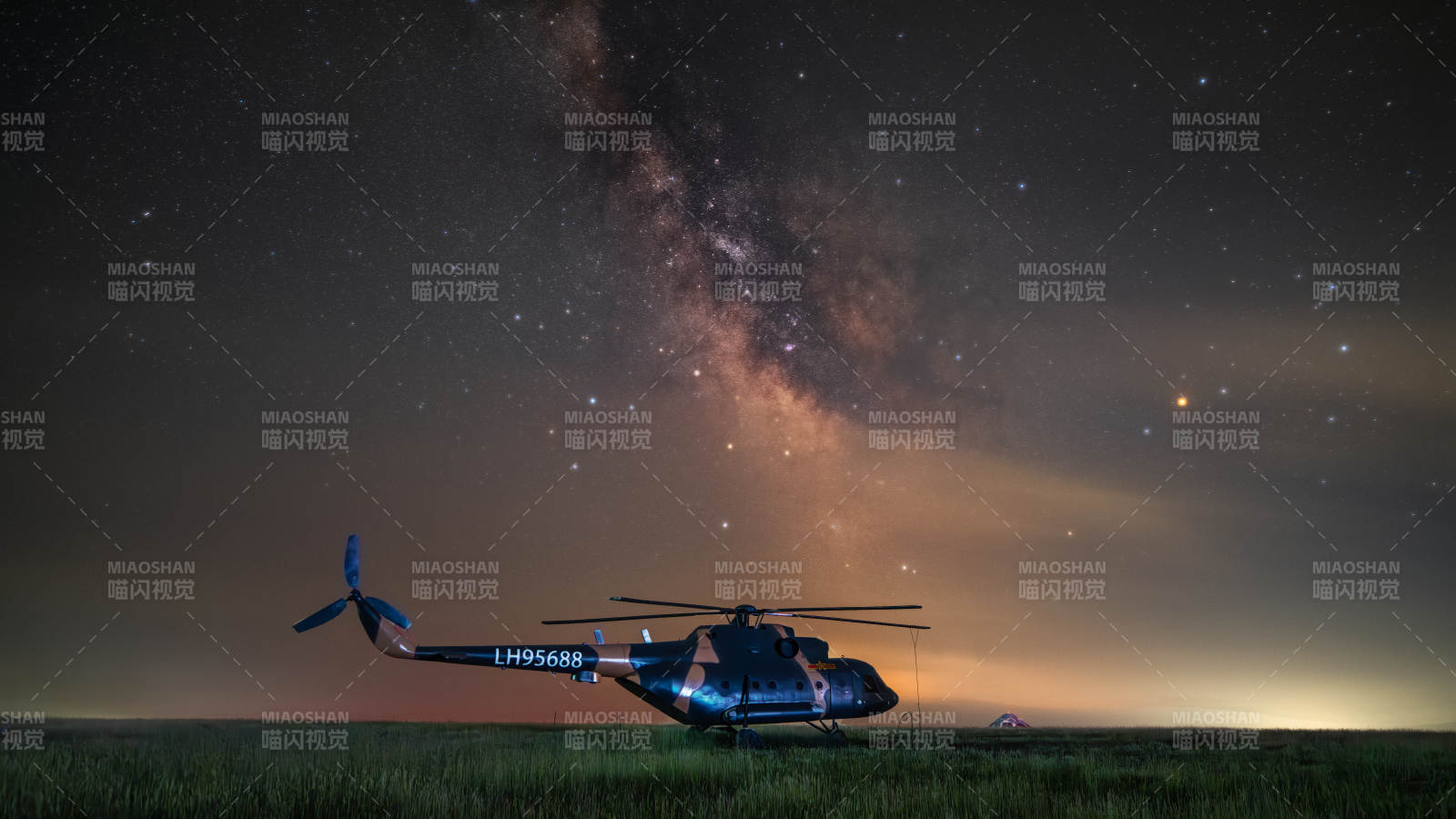 内蒙格根塔拉草原夜空下的直升机与银河图片