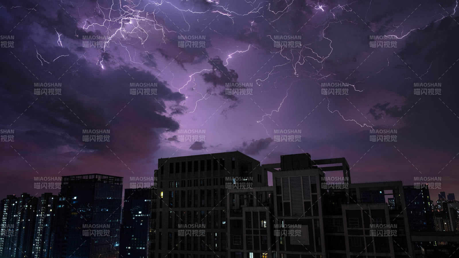 合肥夏日夜空闪电交加图片