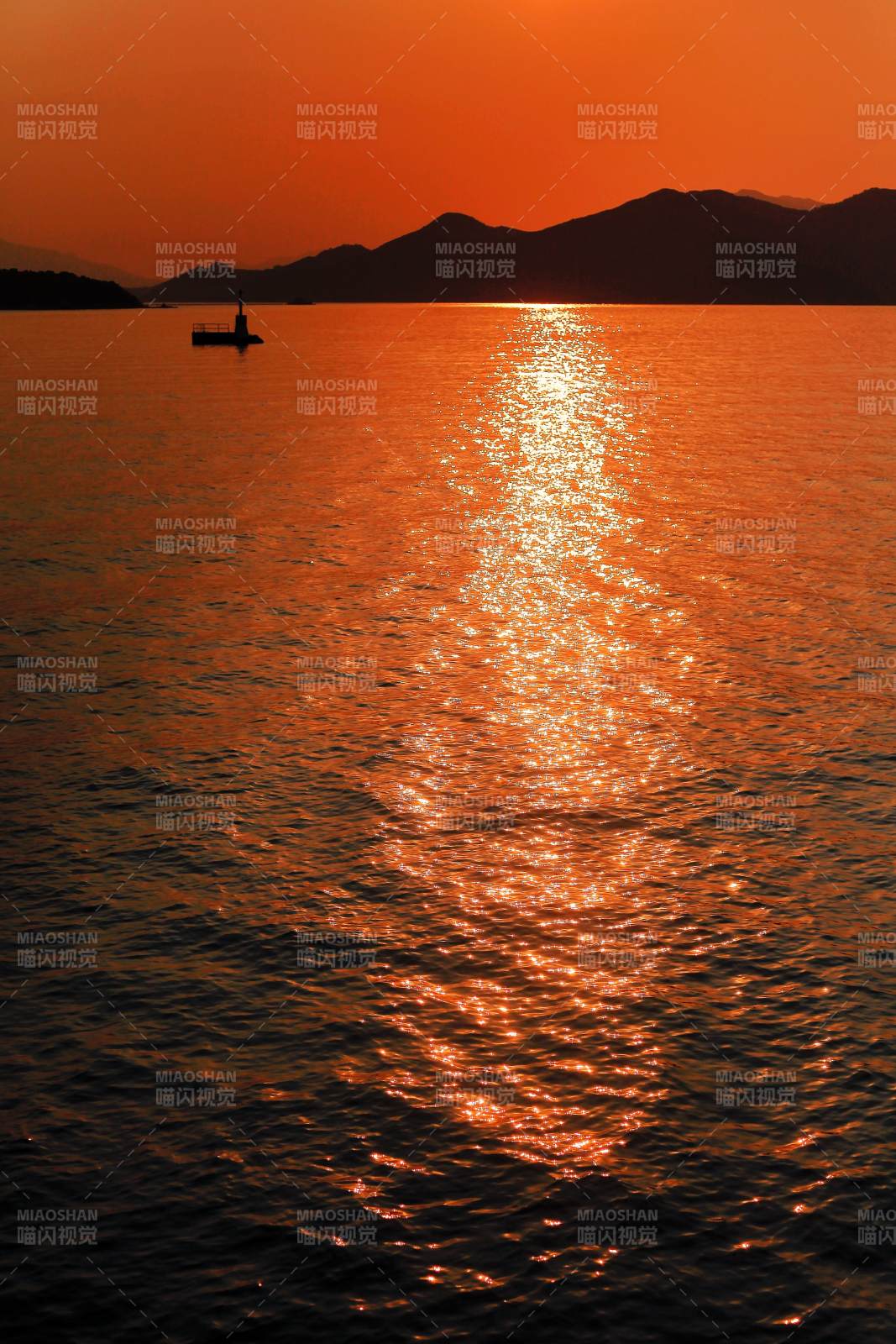 夕阳映海 孤舟远山图片