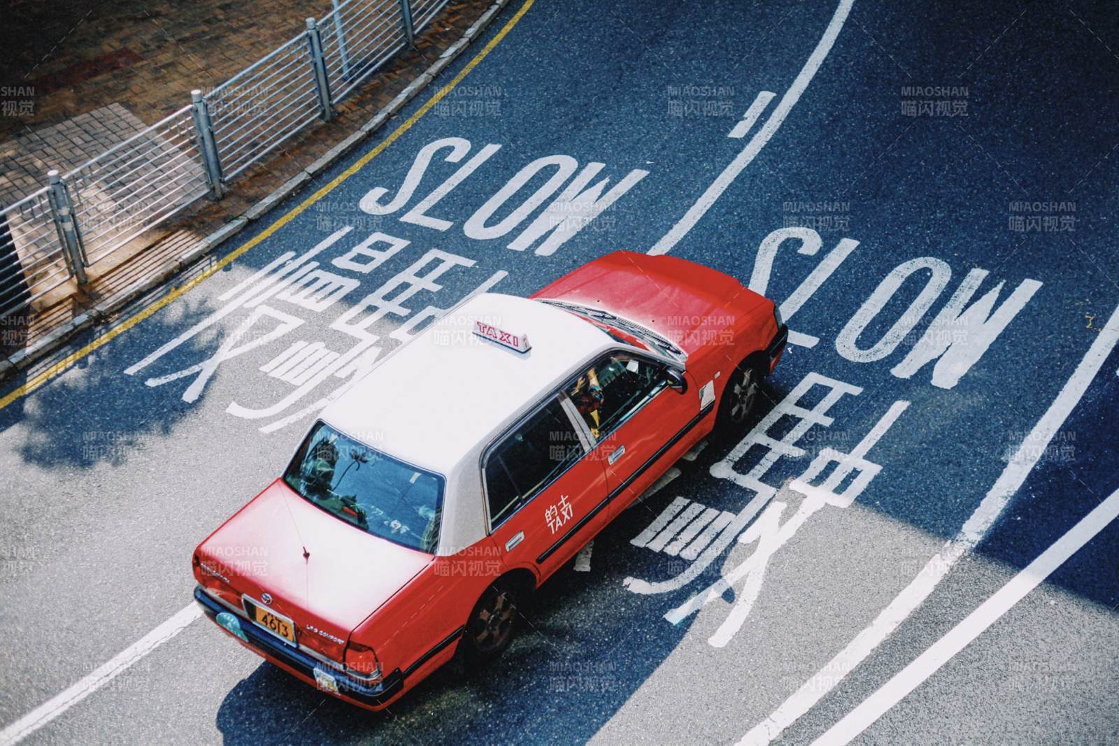 香港红色出租车驶过 慢行 标识图片