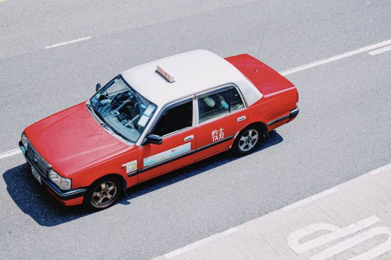 香港红色出租车行驶在路上图片