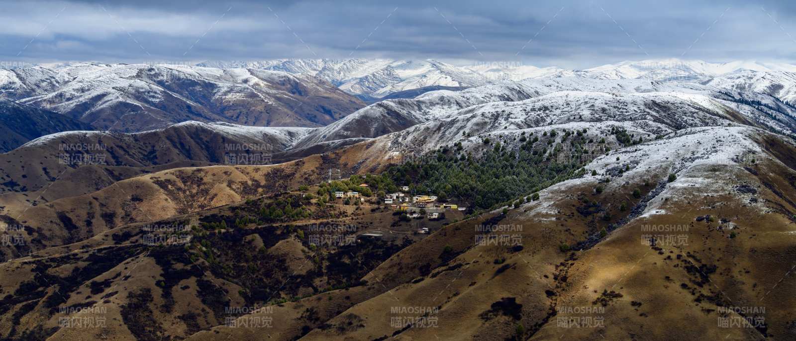 甘南雪山沟壑中的山庄图片