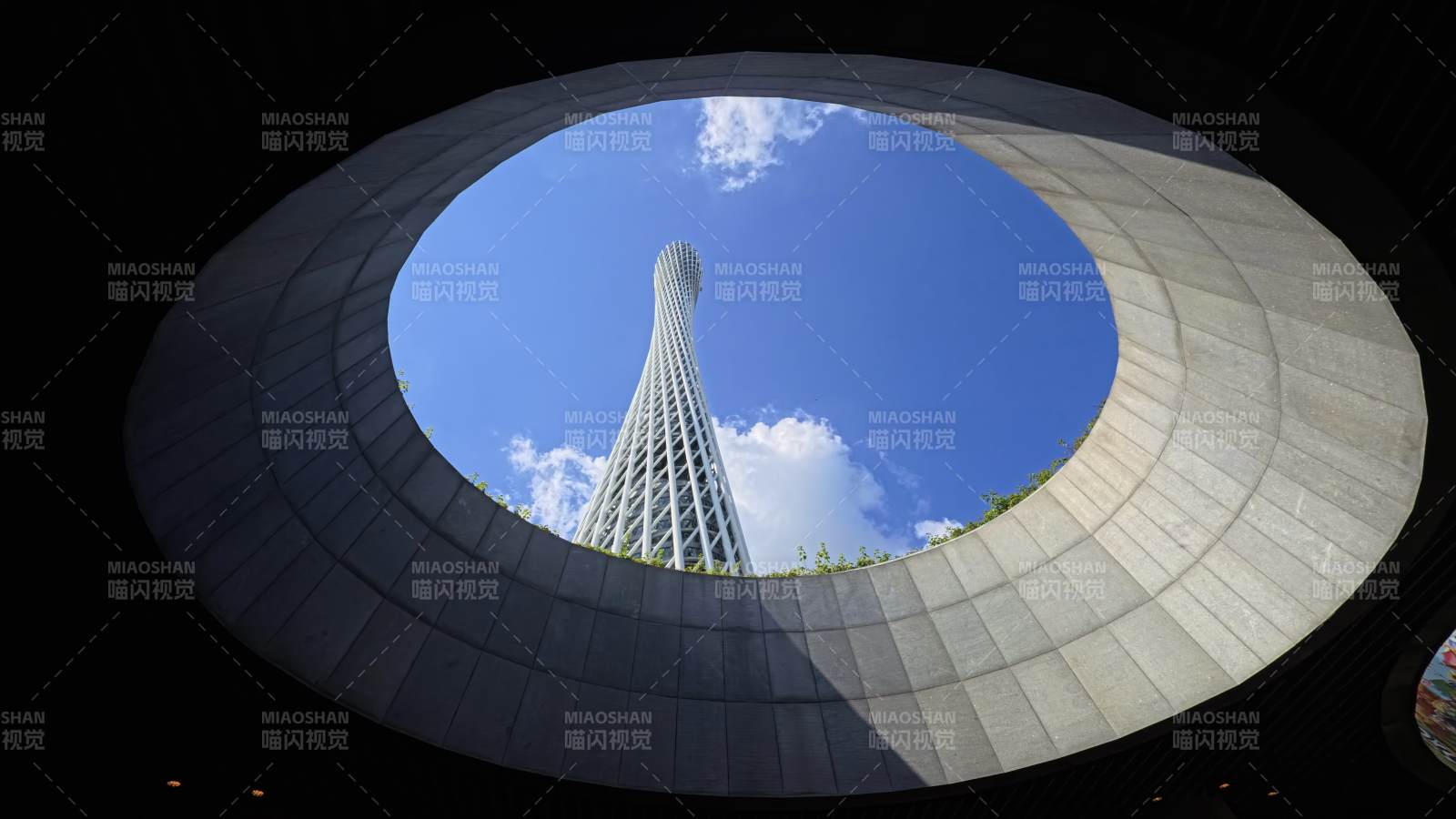 广州塔与圆形天窗的视角图片