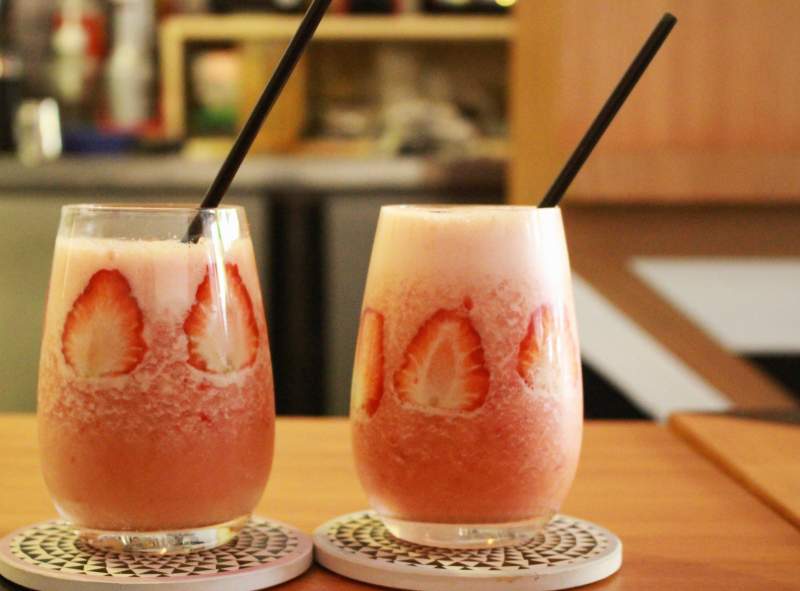 草莓冰沙饮品图片