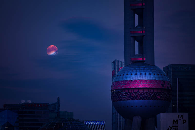 东方明珠与红月夜景图片