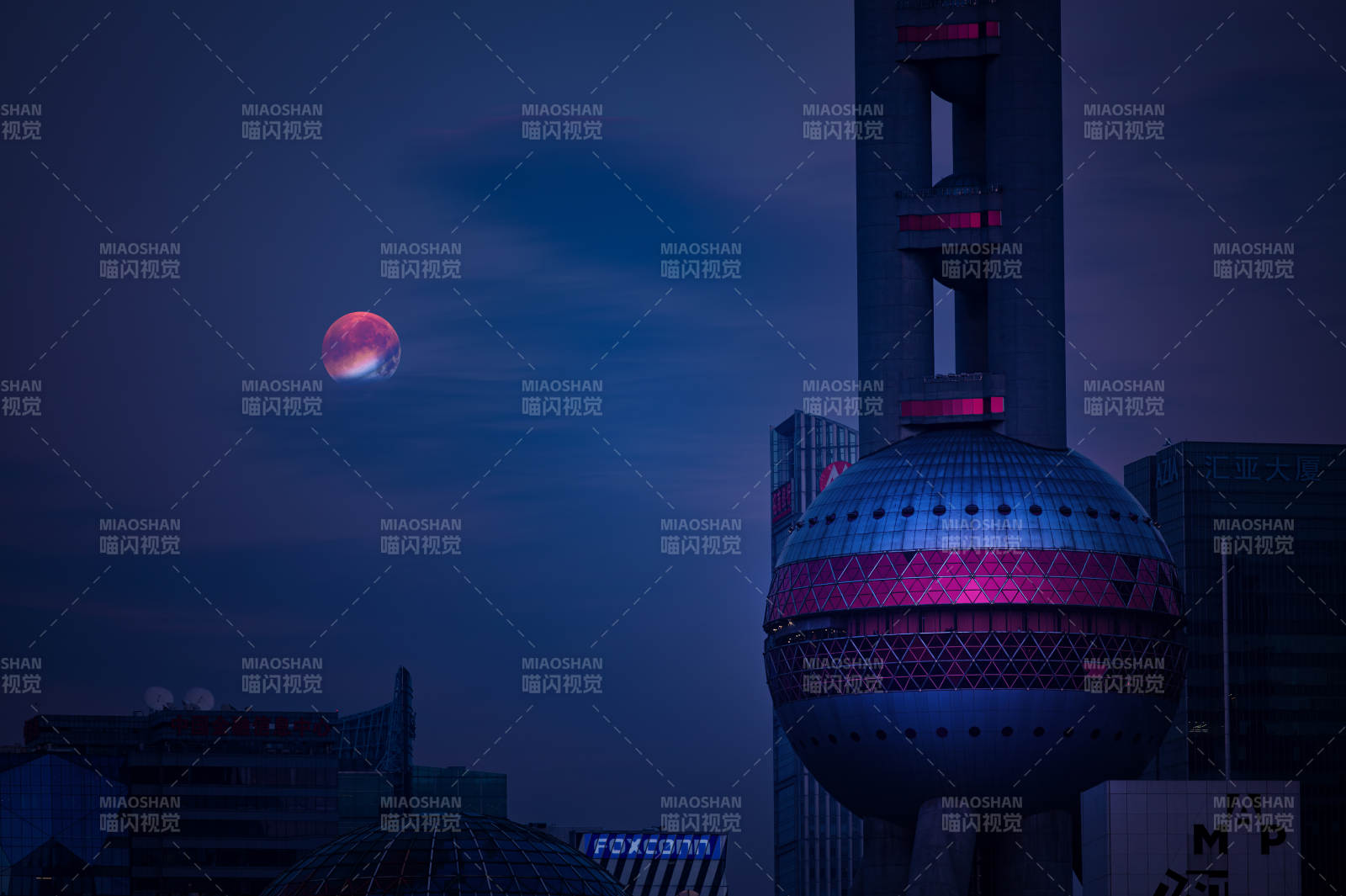 东方明珠与红月夜景图片