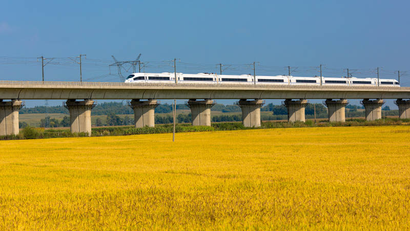 高铁飞驰过田野图片