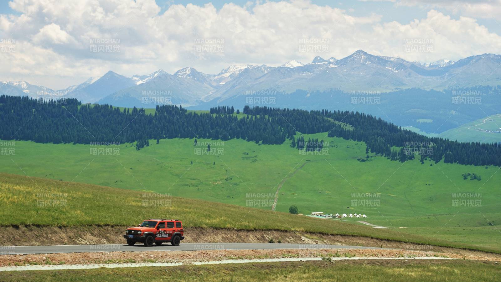 喀拉峻草原上的红色越野车图片