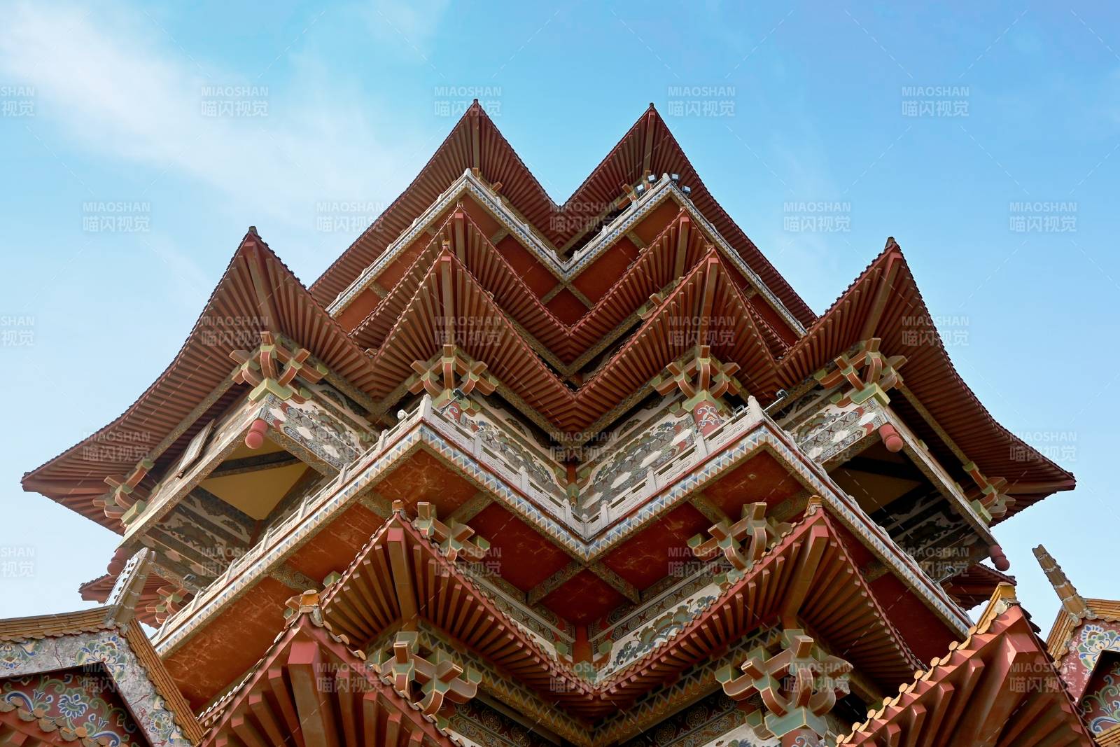 宝莲寺古塔飞檐 蓝天映衬图片