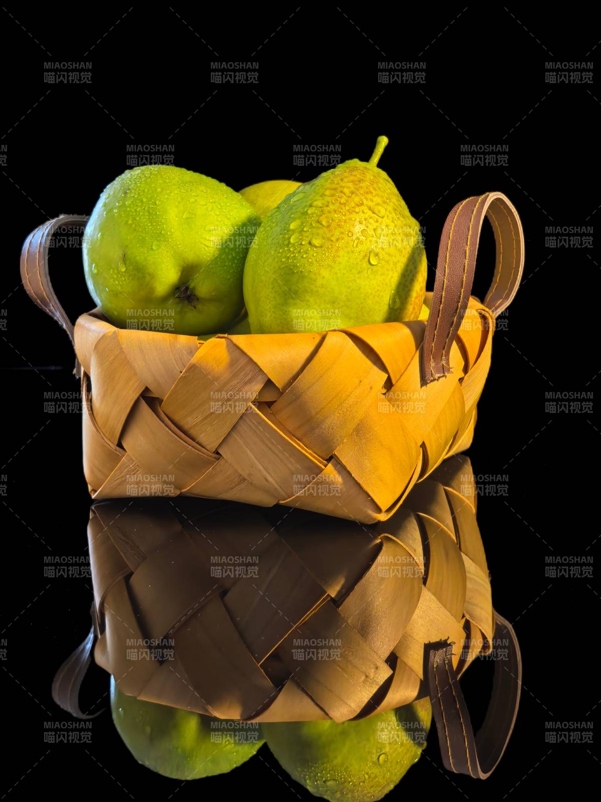 竹篮里的青梨图片