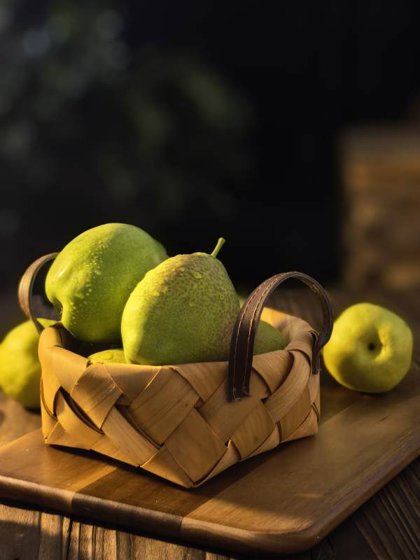 竹篮里的青梨静物图图片