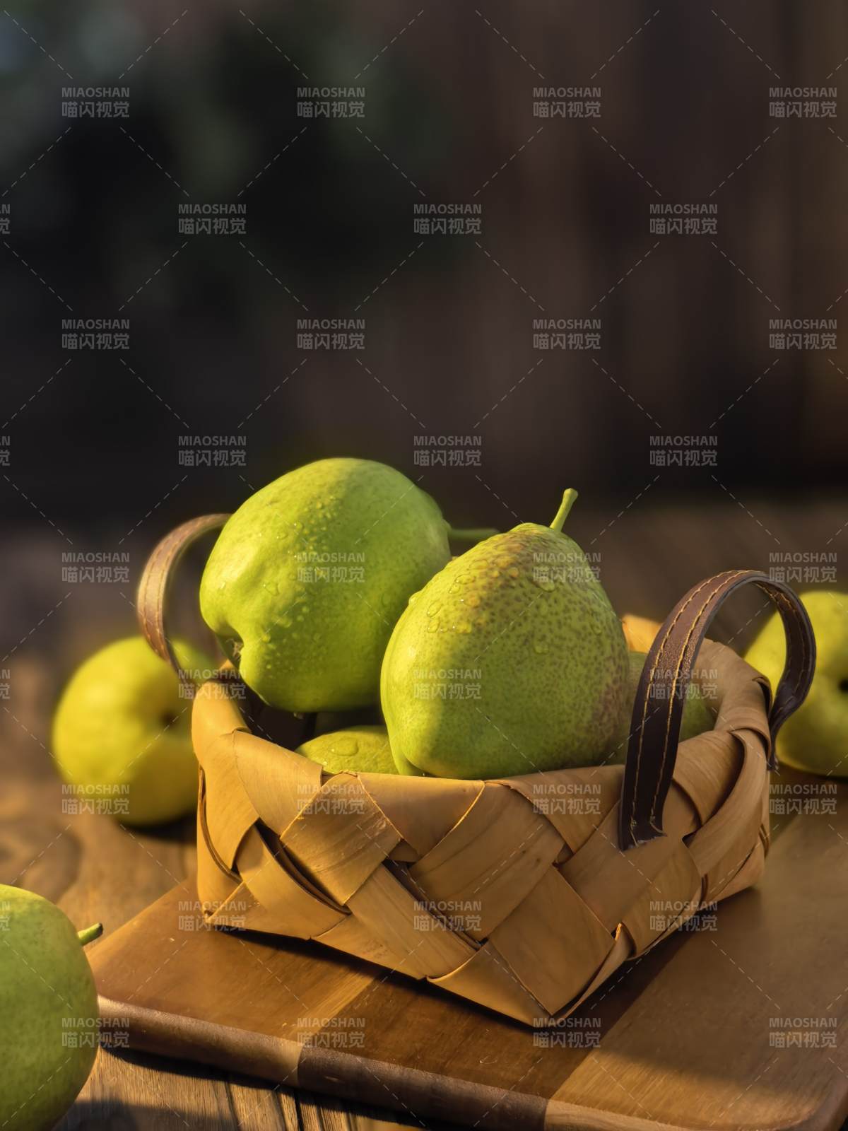 篮子里的青梨图片