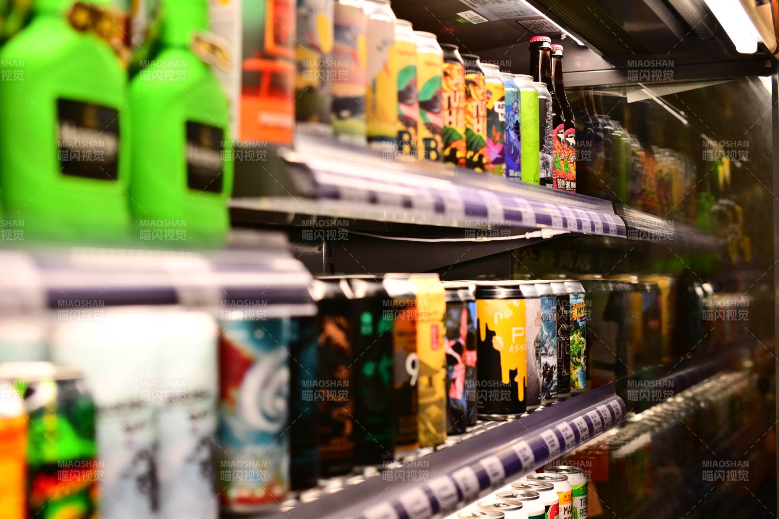 饮料货架上的多彩选择图片
