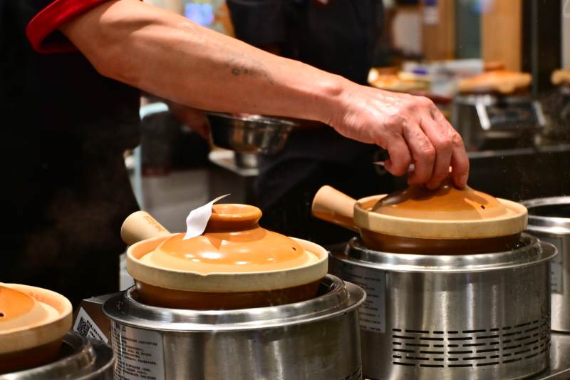 厨师操作陶瓷锅具场景图片