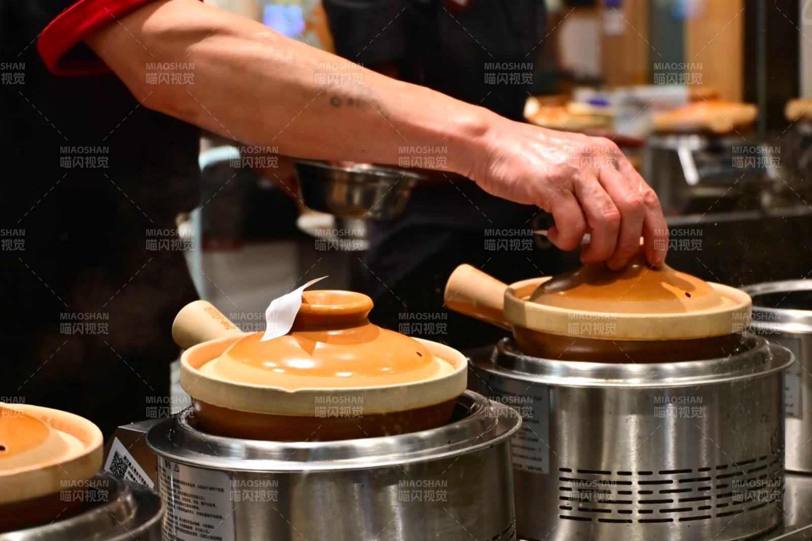 厨师操作陶瓷锅具场景图片