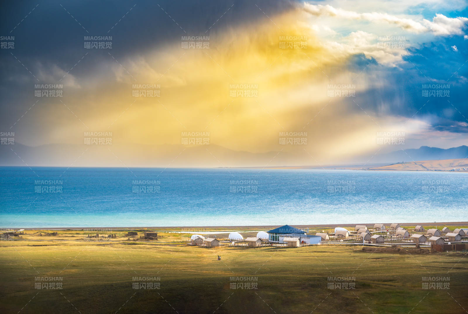 新疆塞里木湖—光影之舞图片