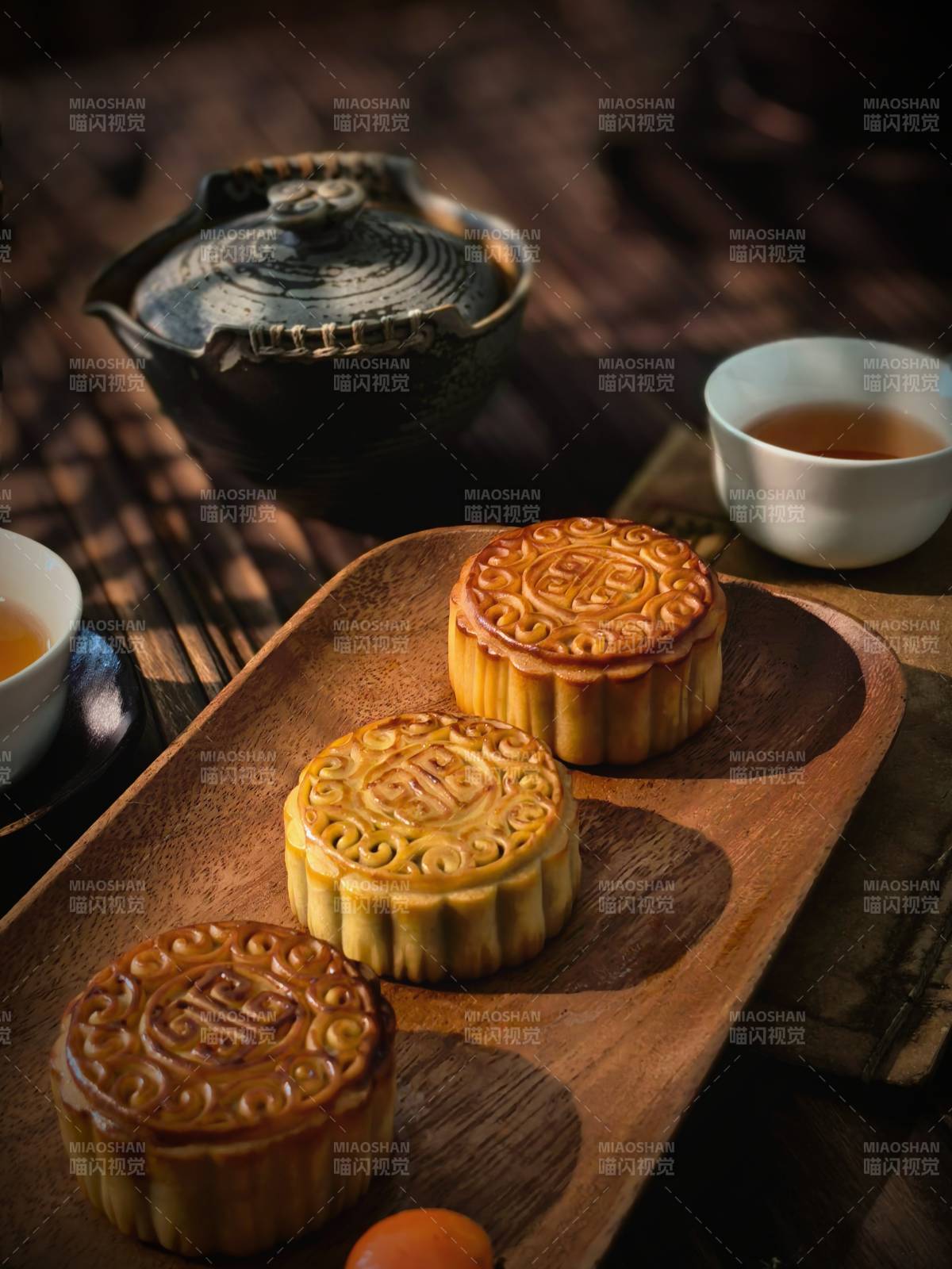 中秋月饼与茶香相伴图片