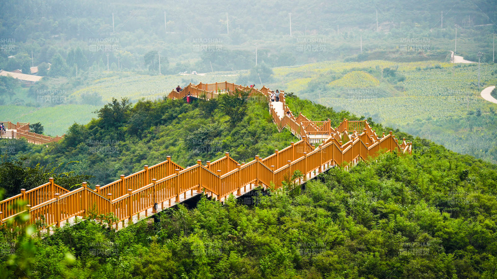 北京溜石港村山间栈道 绿意盎然图片