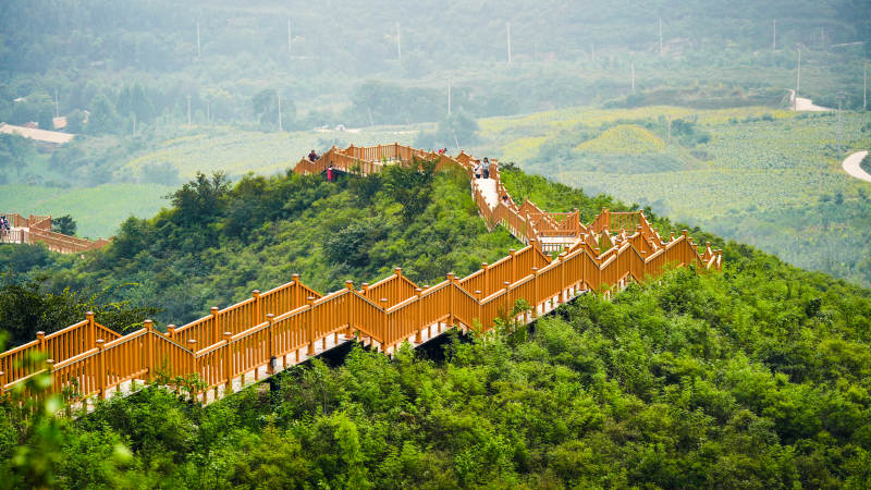 北京溜石港村山间栈道 绿意盎然图片