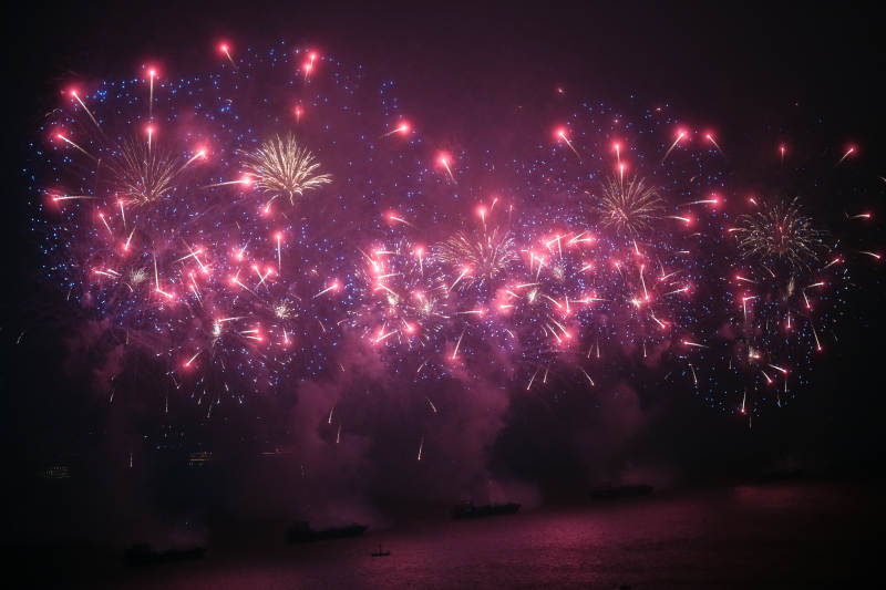 璀璨烟花绽放夜空图片