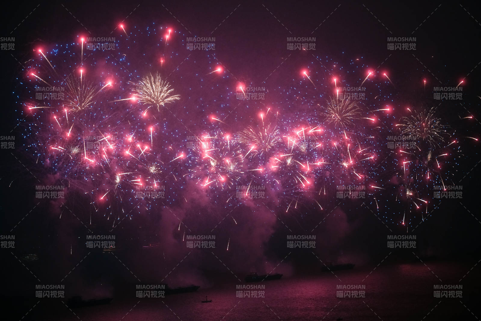 璀璨烟花绽放夜空图片