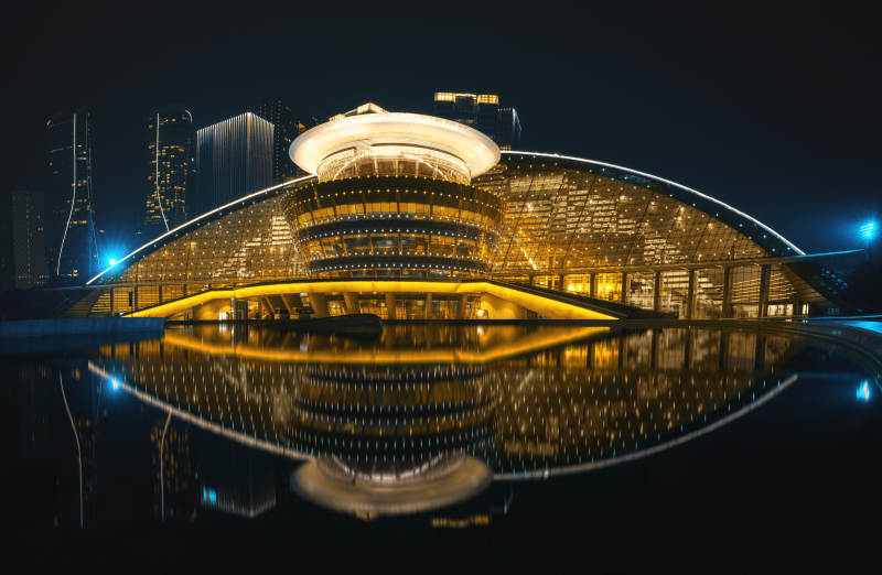 夜景中的杭州大剧院图片