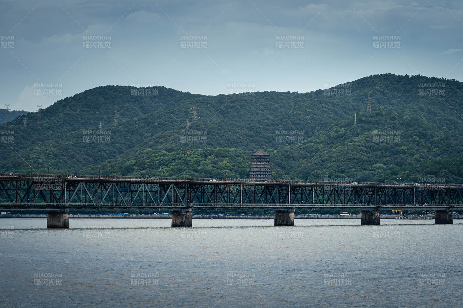 杭州钱塘江大桥与六合塔同框图片