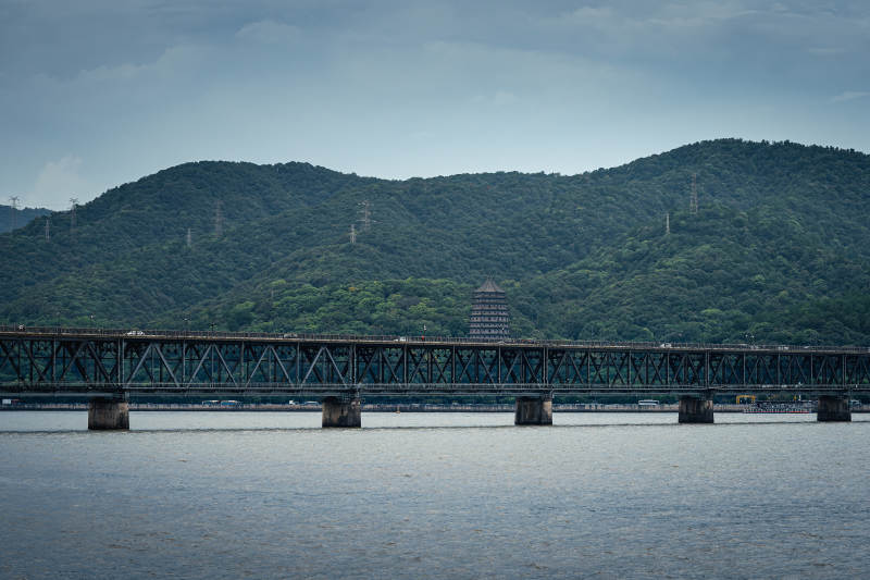 杭州钱塘江大桥与六合塔同框图片