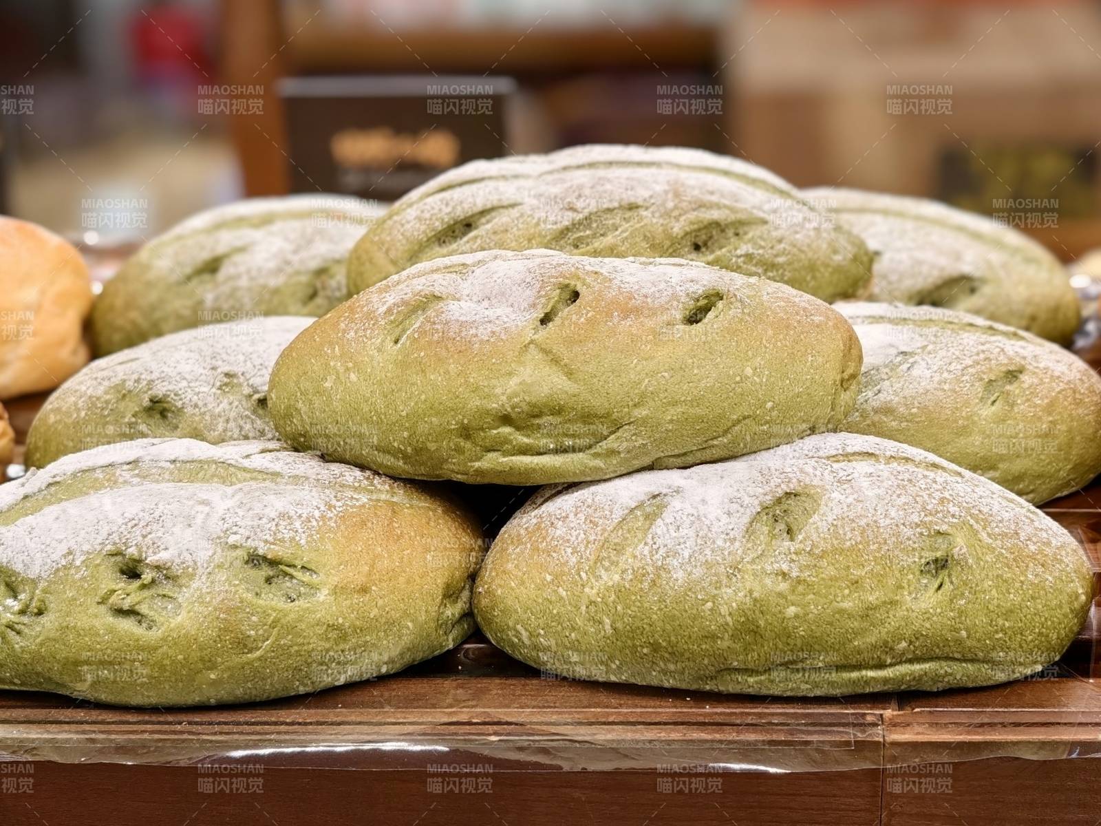 抹茶面包新鲜出炉图片