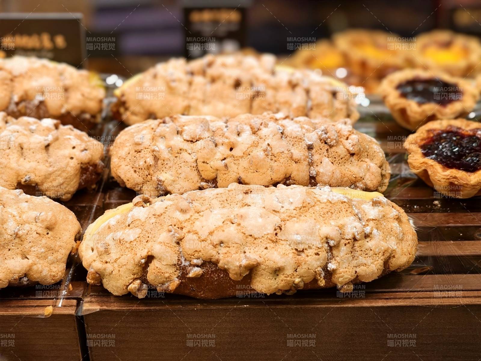 美味糕点展示柜特写图片
