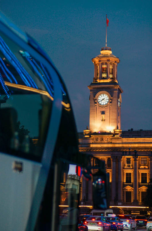 夜幕下武汉的钟楼与车流图片