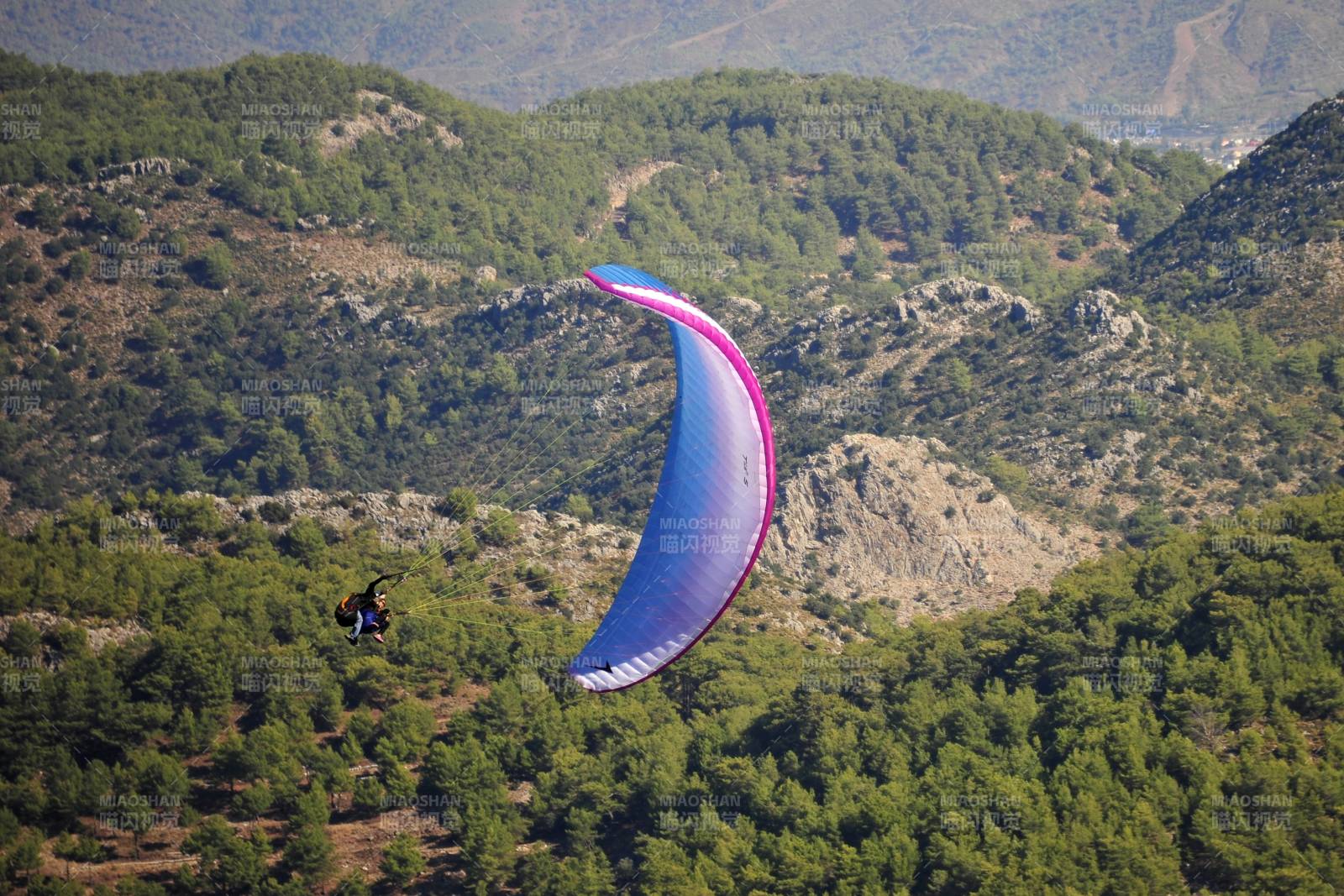 土耳其费特希耶山间滑翔伞飞行图片