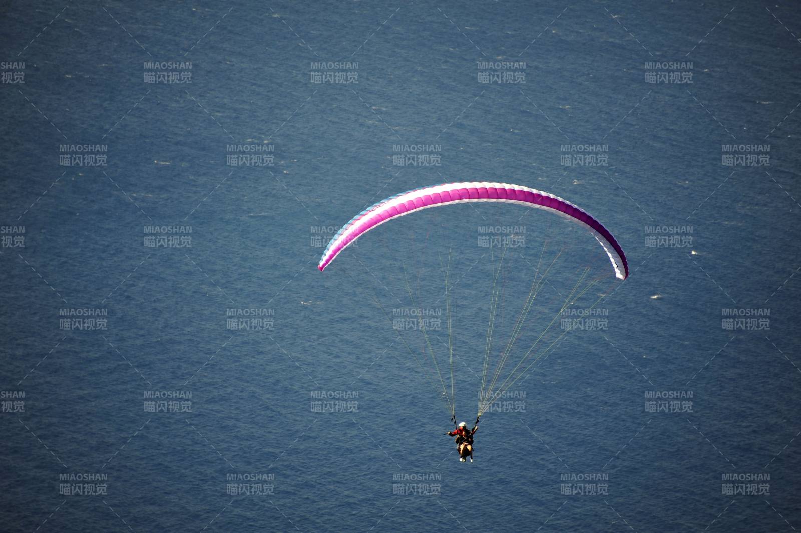 土耳其费特希耶山间滑翔伞飞行图片