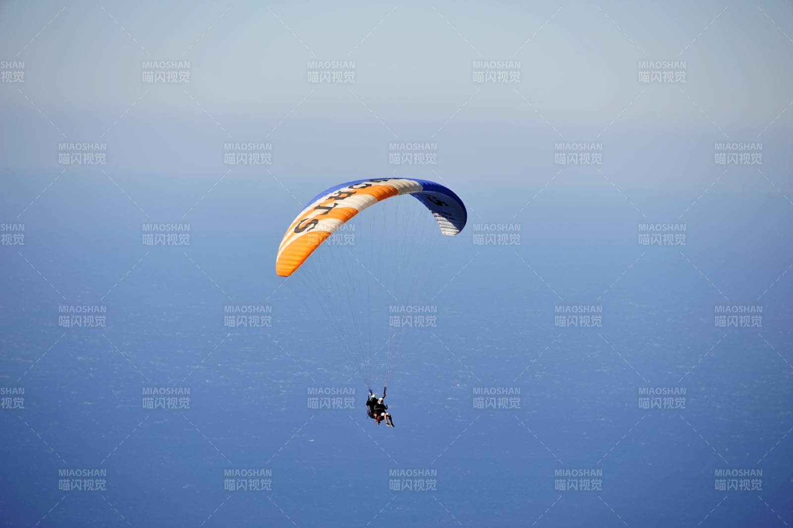 土耳其费特希耶山间滑翔伞飞行图片