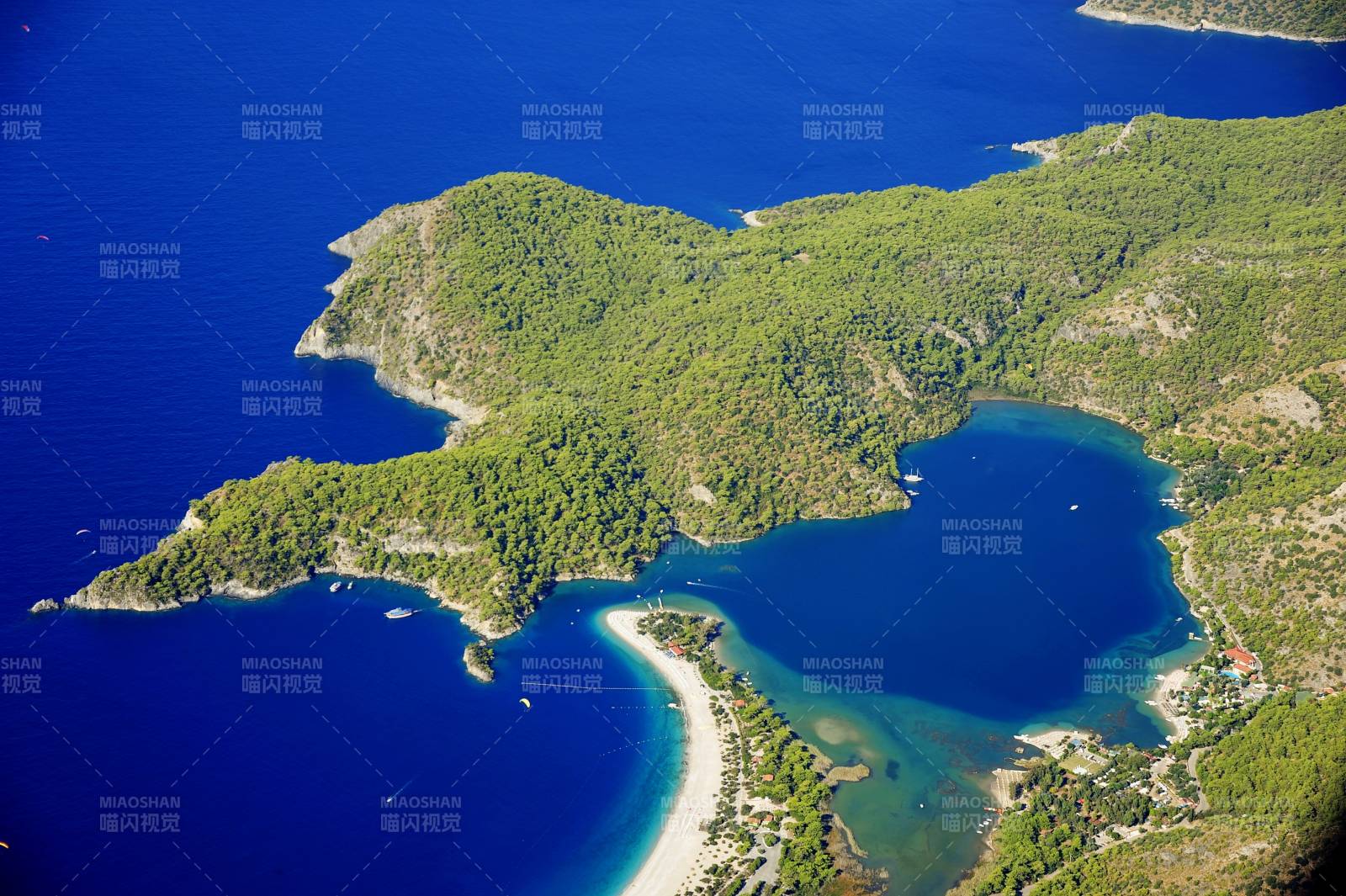 土耳其费特希耶地中海的翡翠海湾图片