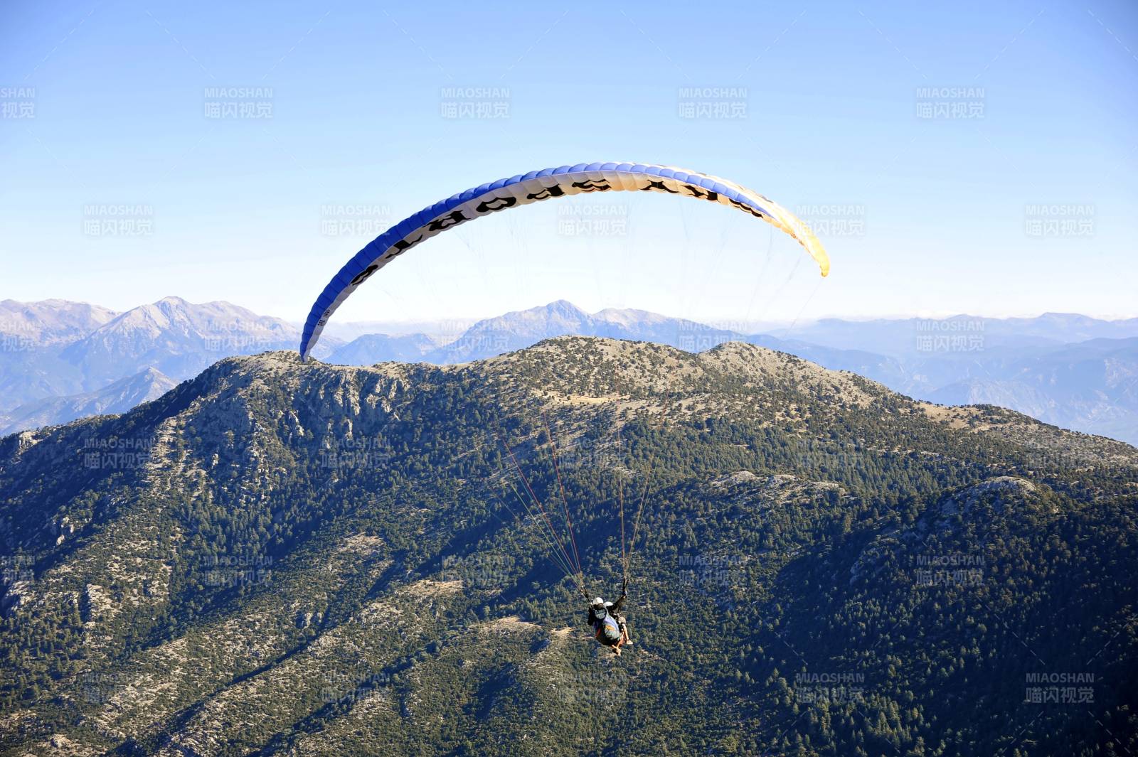 土耳其费特希耶山间滑翔伞飞行图片