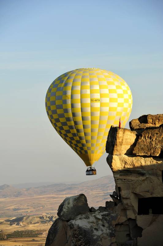 土耳其热气球飞越岩石山丘图片