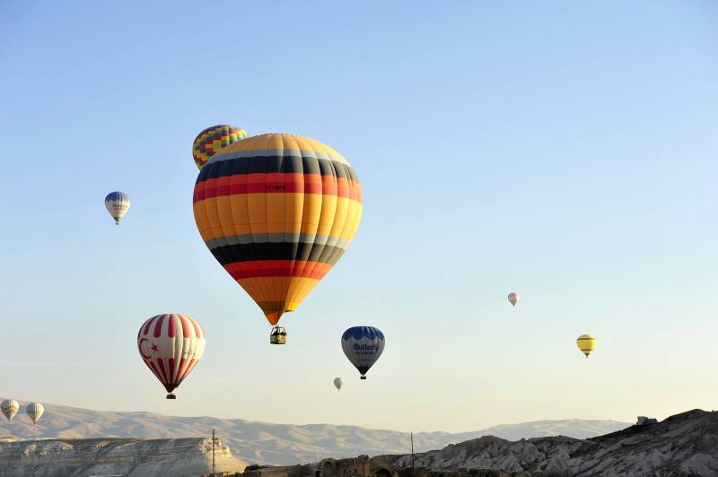 土耳其热气球翱翔在蓝天之上图片