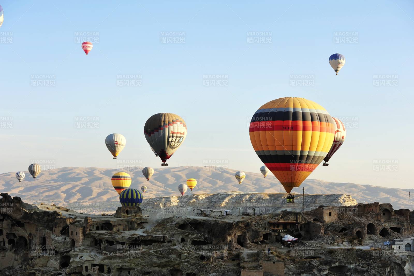 土耳其热气球飘浮在古老城镇上空图片