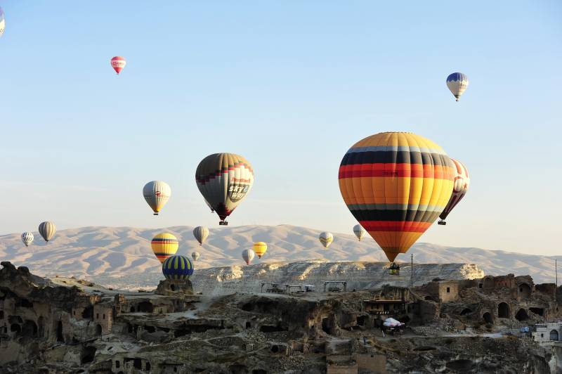 土耳其热气球飘浮在古老城镇上空图片
